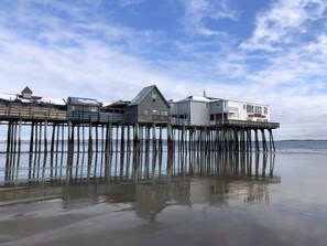 Ein Ufergrundstück mit einer Pier, die ins Wasser ragt, mit mehreren Gebäuden und einem Restaurant.