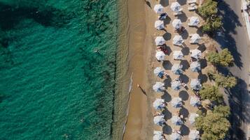 Solstolar, parasoller och strandhanddukar