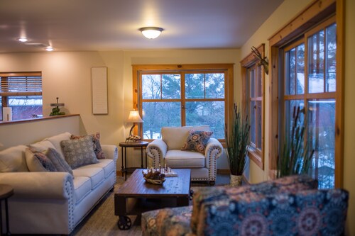 Beautiful 6-bed, 4.5-bath with private outdoor space.  5min walk to Main Street.