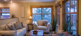 Beautiful 6-bed, 4.5-bath with private outdoor space.  5min walk to Main Street.