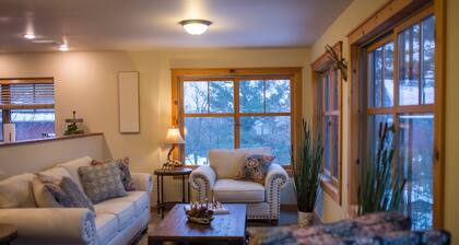 Beautiful 6-bed, 4.5-bath with private outdoor space. 5min walk to Main Street.