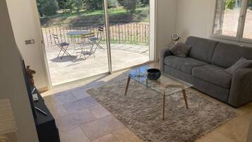 Apartemen Comfort, pemandangan kolam renang | Ruang keluarga