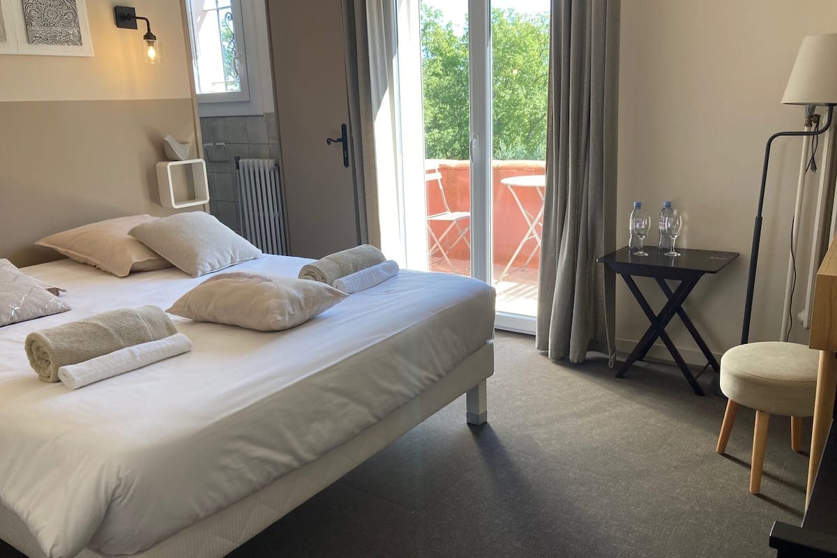 Habitación doble, vistas a la piscina | Ropa de cama