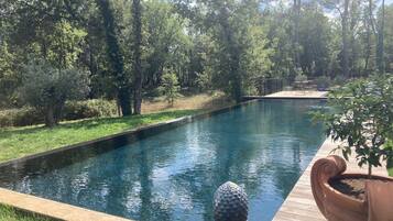 Kolam renang infinity