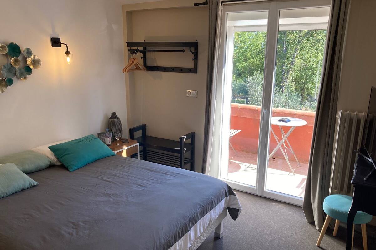 Habitación doble, vistas a la piscina | Ropa de cama