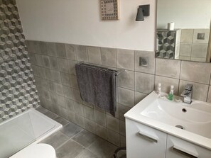 Bathroom - Domaine Sainte Baume (Saint-Maximin-la-Sainte-Baume)