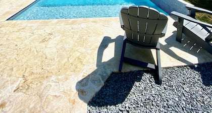 New Large Saltwater Pool-Quiet Area-5 min to beach