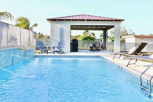 New Large Saltwater Pool-Quiet Area-5 min to beach