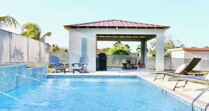 New Large Saltwater Pool-Quiet Area-5 min to beach