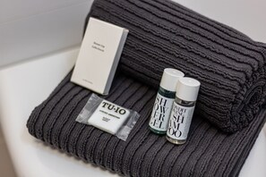 Chuveiro, secador de cabelo, bidê, toalhas de banho