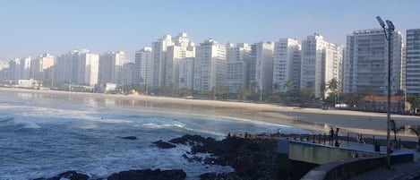 Perto da praia, espreguiçadeiras