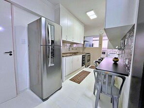 Geladeira, micro-ondas, fogão, cooktop