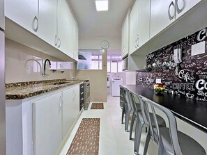 Geladeira, micro-ondas, fogão, cooktop