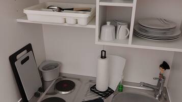 Kühlschrank, Mikrowelle, Wasserkocher mit Kaffee-/Teezubehör