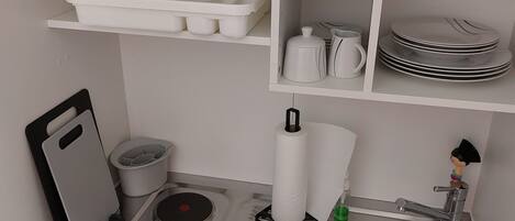 Kühlschrank, Mikrowelle, Wasserkocher mit Kaffee-/Teezubehör