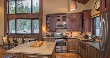 Ski-in/Ski-out condo just steps to the Bear Back Poma Lift | Big Horn Ski-in/Ski-out