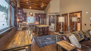 Una cocina amplia con armarios de madera, una isla grande y un comedor con mesa y sillas de madera.