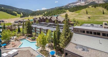 Shoshone Ski-In/Out w/ amazing views, community hot tub/pool/fitness center & fireplace!