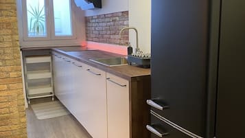 Een koelkast, een magnetron, een kookplaat, een vaatwasser