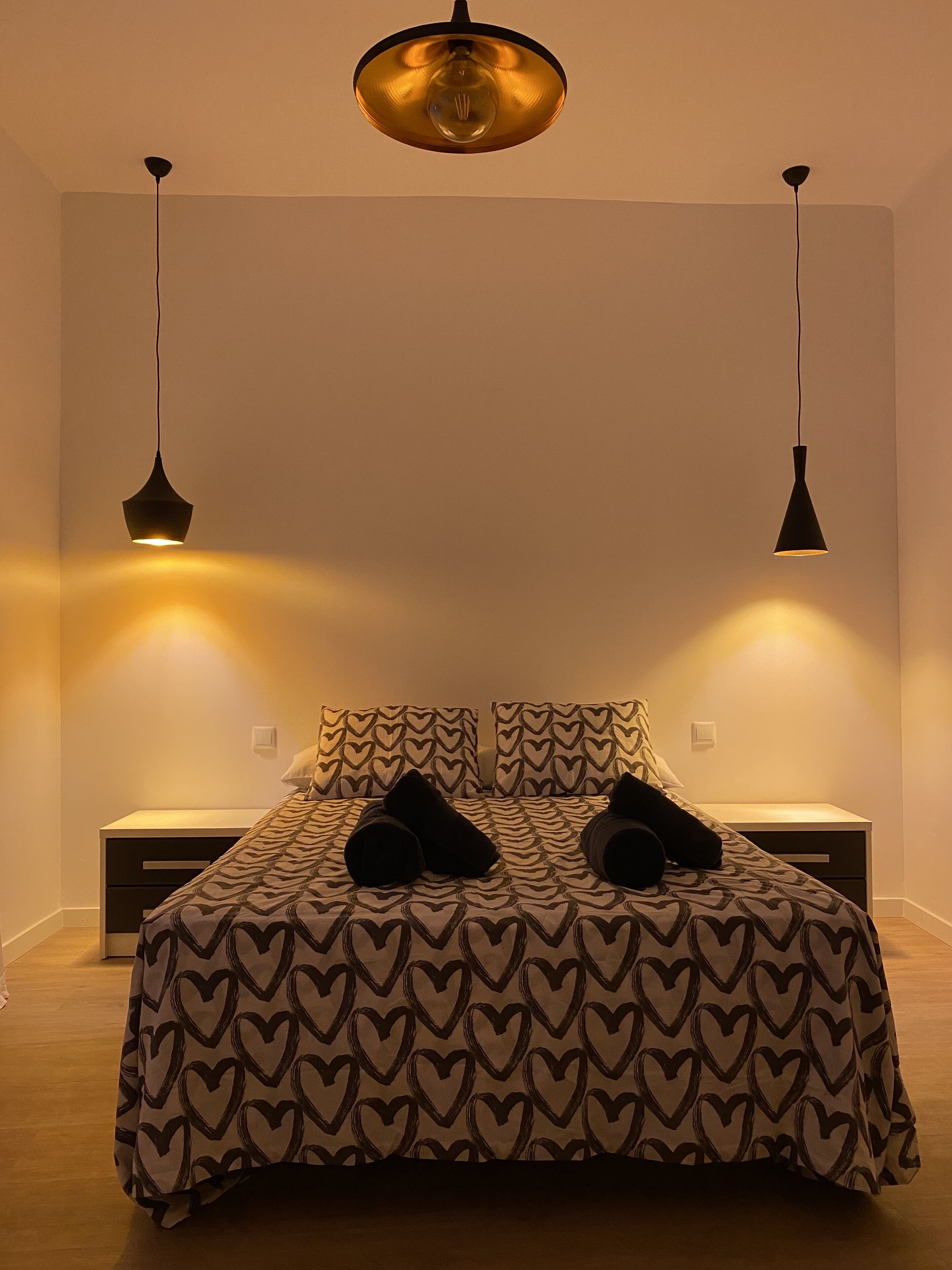 3 dormitorios, tabla de planchar con plancha, cuna de viaje