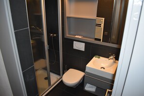 Family Triple Room | Bathroom