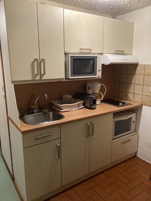 ثلاجة، ميكروويف، فرن، غسالة أطباق