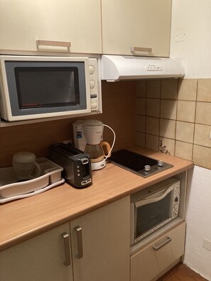 Een koelkast, een magnetron, een oven, een vaatwasser