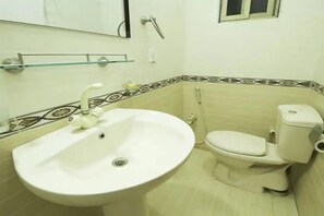 Standard Double Room | Bathroom | Shower, free toiletries, towels - Lahore Hotel (Lahore)