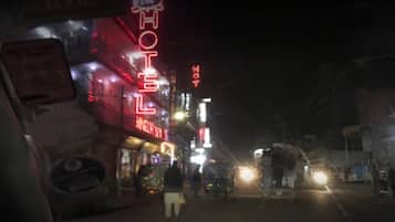 Fachada da propriedade à noite