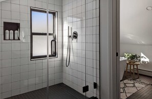 Badewanne, Regendusche, Haartrockner, Handtücher