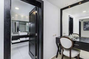 Prémium villa | Fürdőszoba | Zuhanyzó, hidromasszázs-zuhanyzó, ingyenes piperecikkek és hajszárító