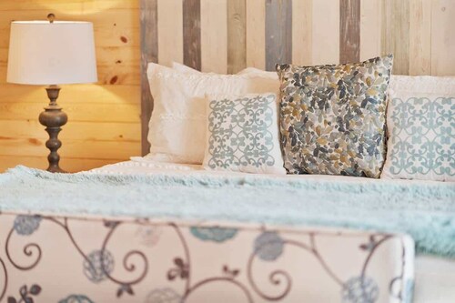Romantic Cabin Right on Main St!