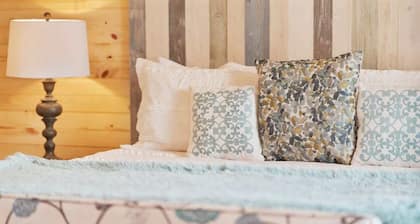 Romantic Cabin Right on Main St!