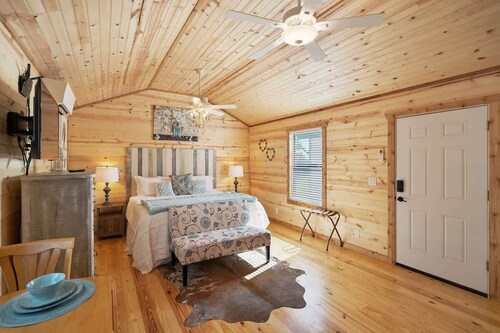 Romantic Cabin Right on Main St!