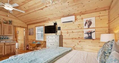 Romantic Cabin Right on Main St!