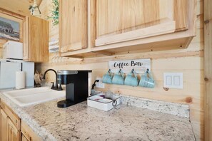 Kühlschrank, Mikrowelle, Wasserkocher mit Kaffee-/Teezubehör, Toaster