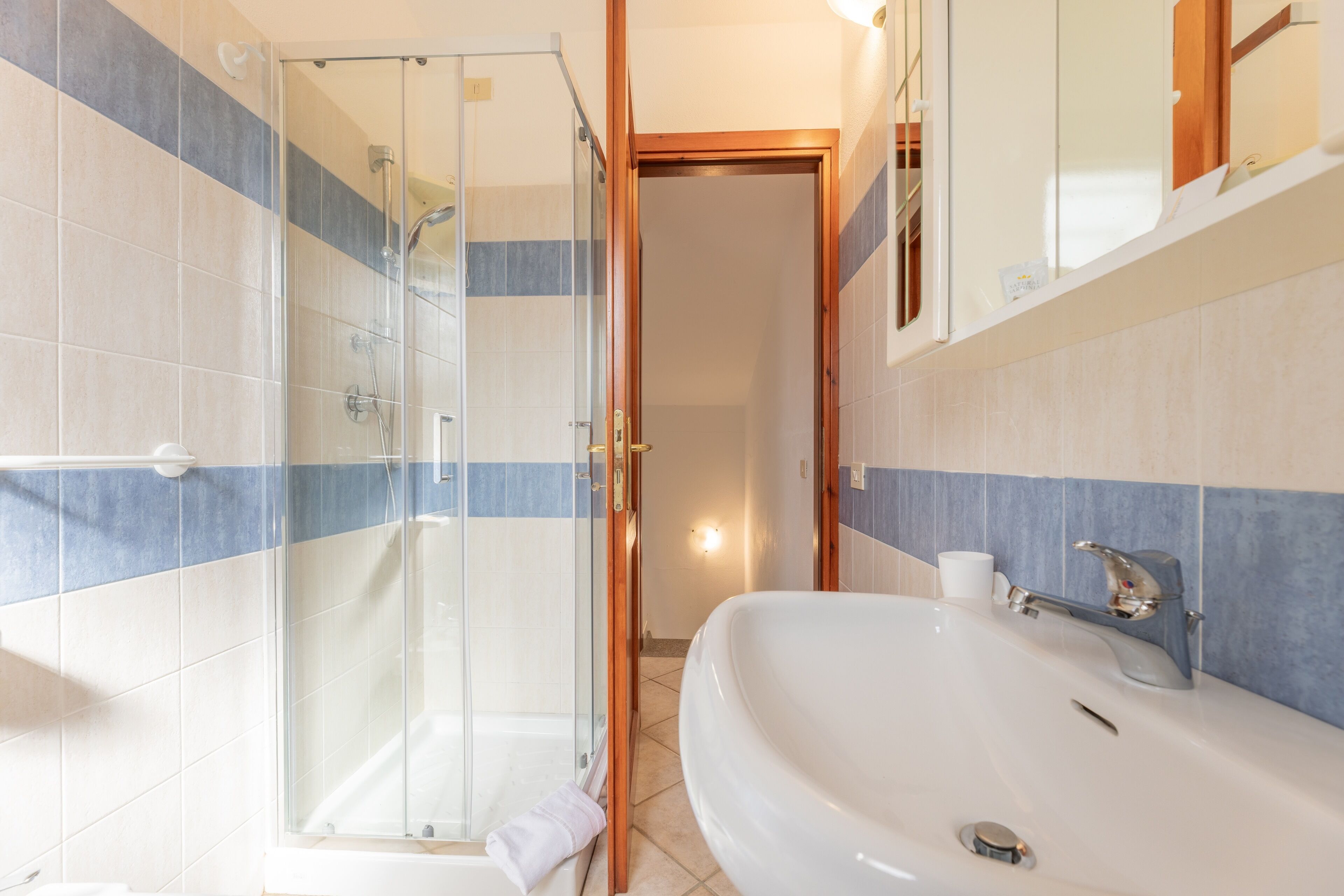Apartamento familiar | Baño | Ducha, secador de pelo, bidé y toallas