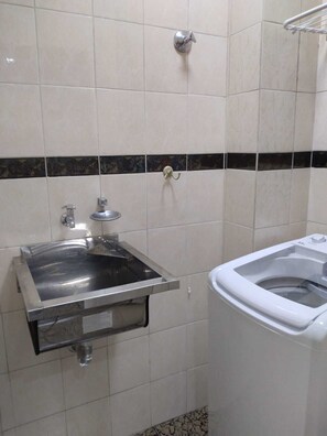 Chuveiro, secador de cabelo, toalhas de banho