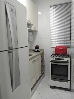 Geladeira, micro-ondas, fogão, cooktop