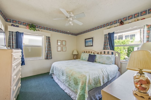 Old Florida Style! Beachfront Duplex, Steps To The Sand! Quiet Street - Anna Maria, FL