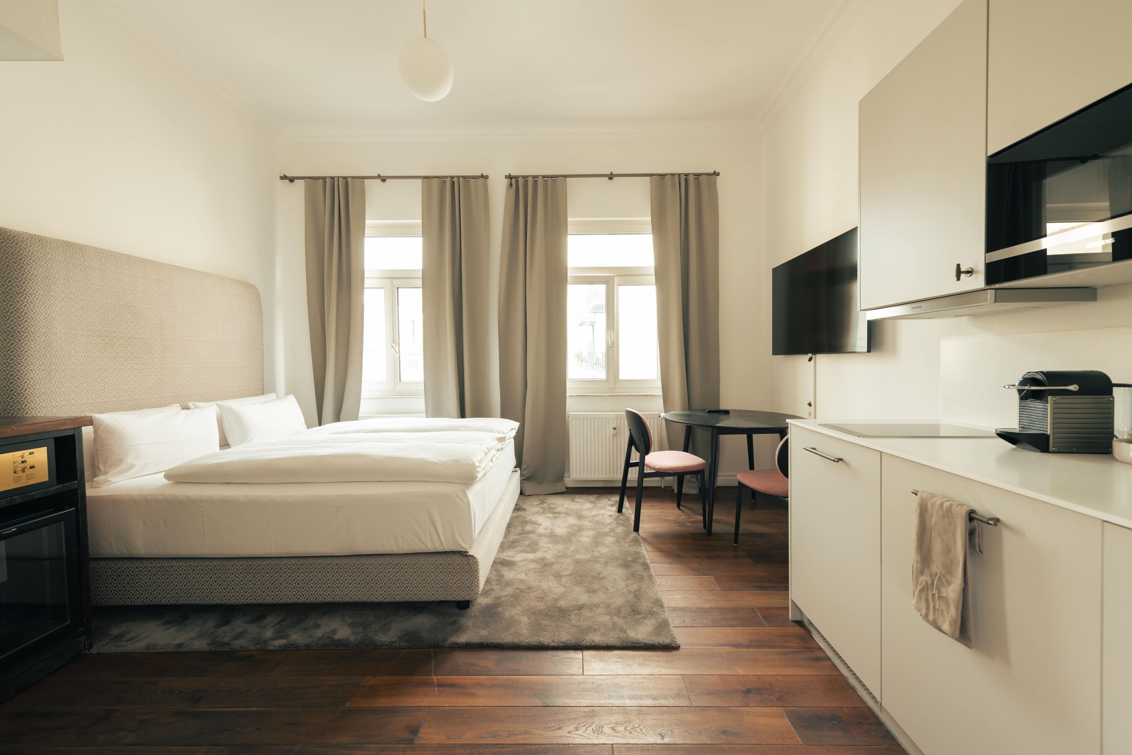 Studio Deluxe | Bộ đồ giường cao cấp, két bảo mật tại phòng, trang trí khác biệt 