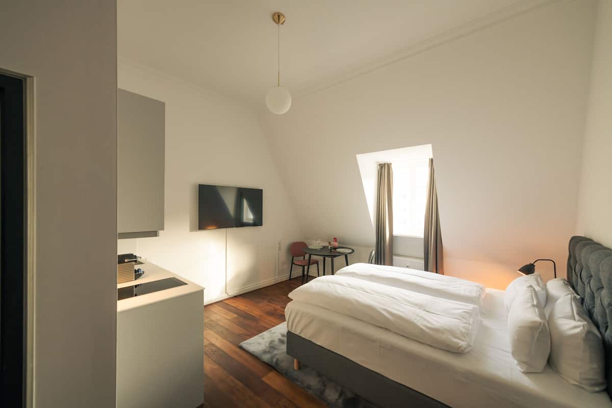 Ropa de cama de alta calidad y caja de seguridad en la habitación