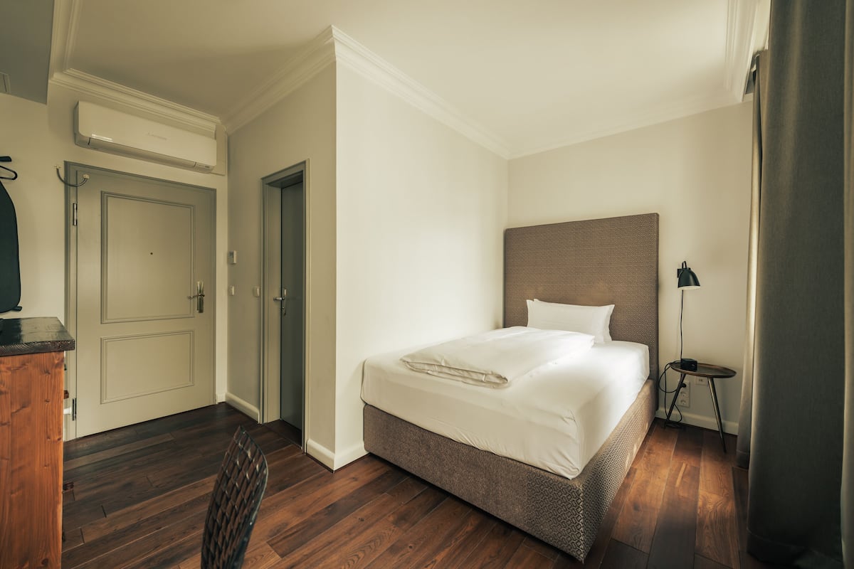Ropa de cama de alta calidad y caja de seguridad en la habitación