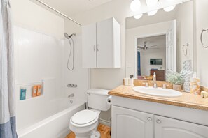 Badewanne, Haartrockner, Handtücher, Seife