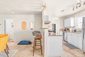 Interior - Dallas Retro House | KING Bed & Backyard (Dallas)