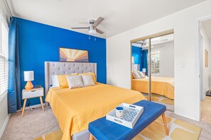 3 bedrooms, desk, iron/ironing board, WiFi - Dallas Retro House | KING Bed & Backyard (Dallas)