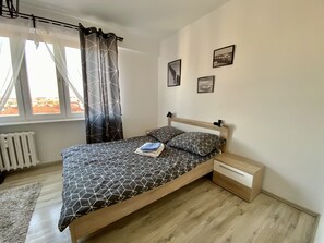 1 habitación, escritorio, tabla de planchar con plancha y wifi 