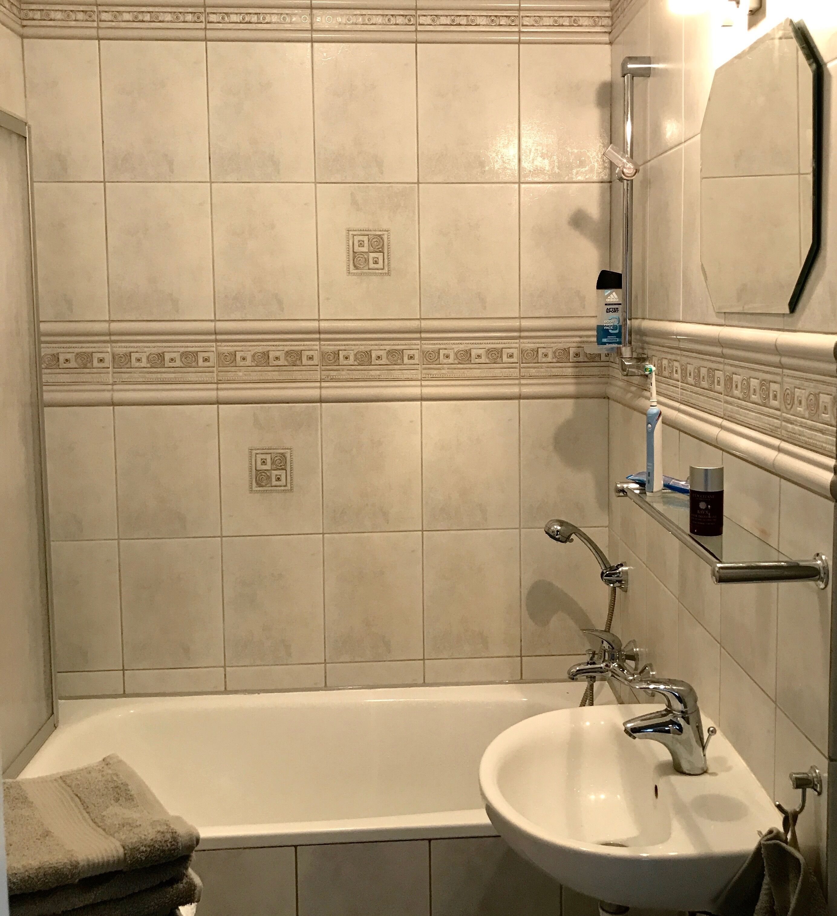 Combined shower/tub, free toiletries, hair dryer, towels