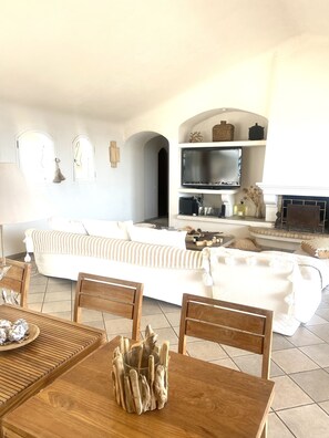 Télévision, lecteur de DVD, baby-foot, livres