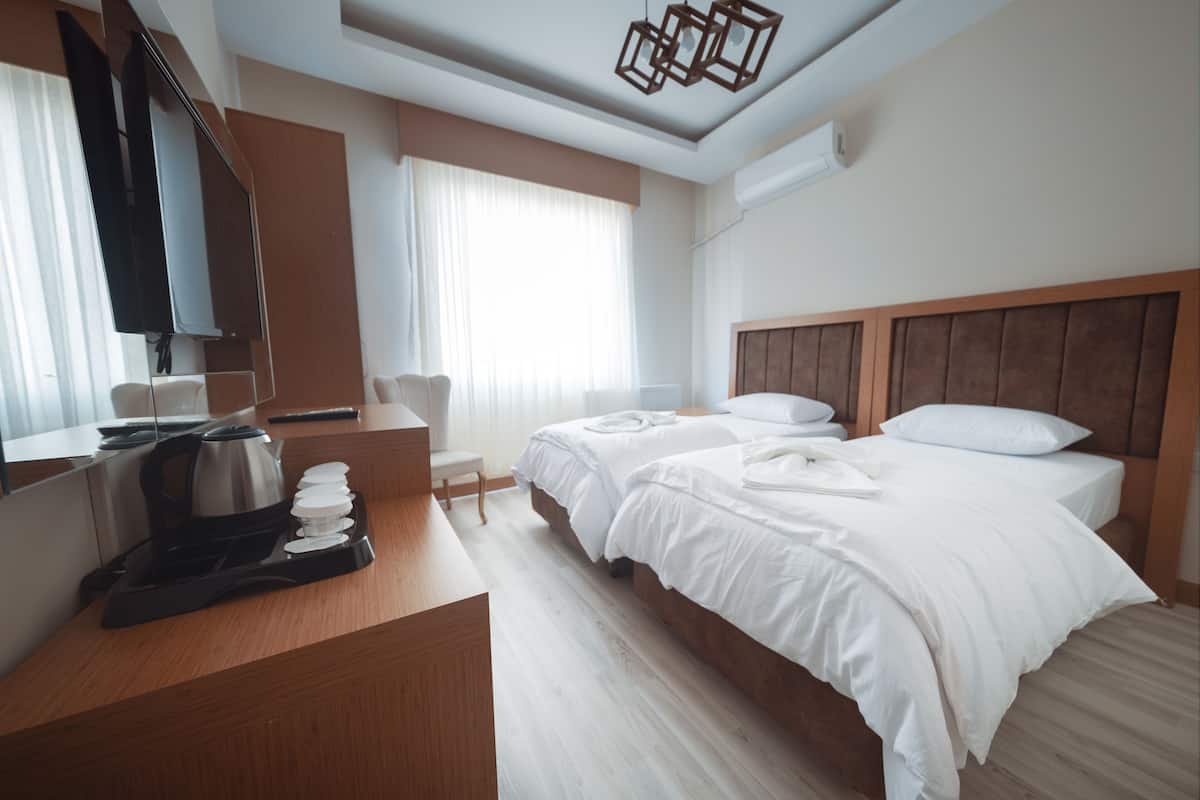 Standard Twin Room | Egyptian cotton sheets, premium bedding, desk, laptop workspace